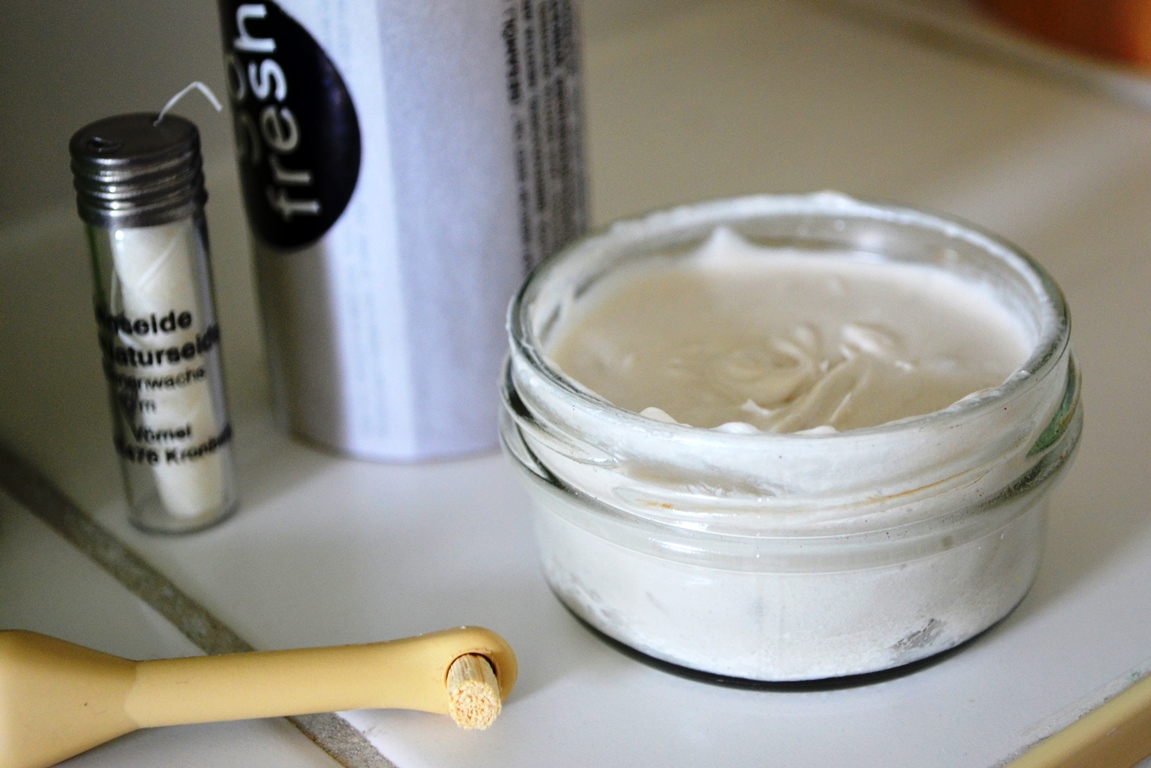 Healthy Alternatives to Conventional Dental Care (Oil Pulling, DIY Zero Waste Toothpaste…)