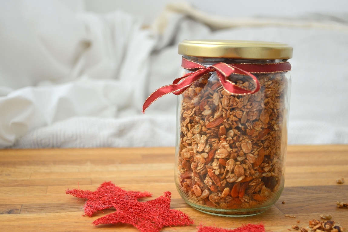 Last Minute Christmas Gift DIY: Vegan Gingerbread Granola